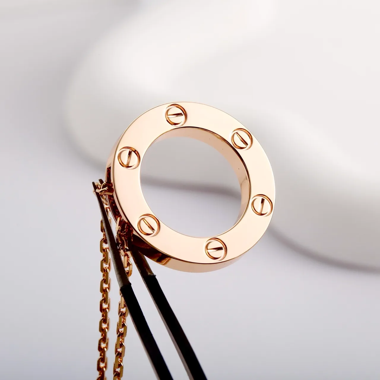 Cartier Love বৃত্তাকার খোলা হুপ স্ক্রু-মোটিফ গোলাপি সোনা হার 5
