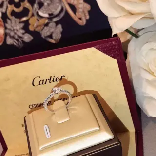 Cartier রূপালী স্বচ্ছ সোলিটেয়ার সেন্টার স্টোন পাভে-সেট ব্যান্ড রিং