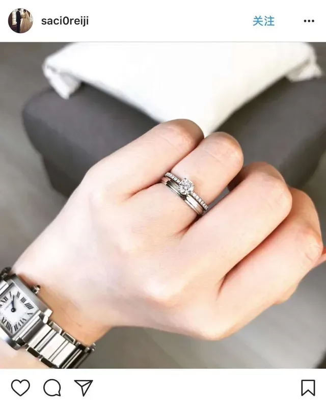 Cartier রূপালী স্বচ্ছ সোলিটেয়ার সেন্টার স্টোন পাভে-সেট ব্যান্ড রিং 2