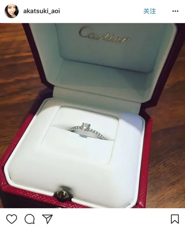 Cartier রূপালী স্বচ্ছ সোলিটেয়ার সেন্টার স্টোন পাভে-সেট ব্যান্ড রিং 4