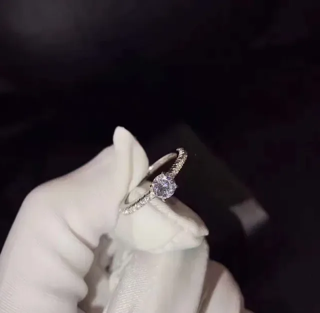 Cartier রূপালী স্বচ্ছ সোলিটেয়ার সেন্টার স্টোন পাভে-সেট ব্যান্ড রিং 6