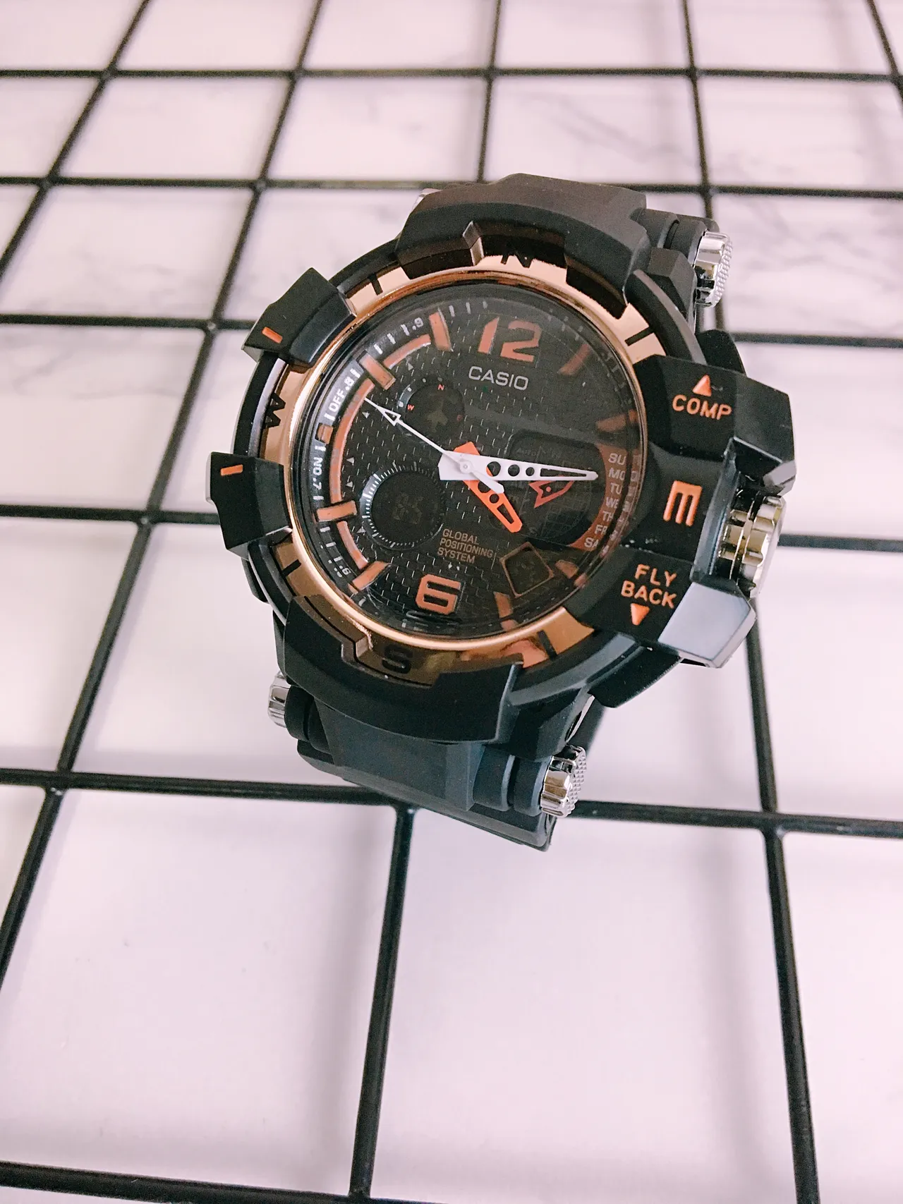 Casio Black Gold ساعة هجينة تناظرية-رقمية من بناء الراتنج المقاوم 2