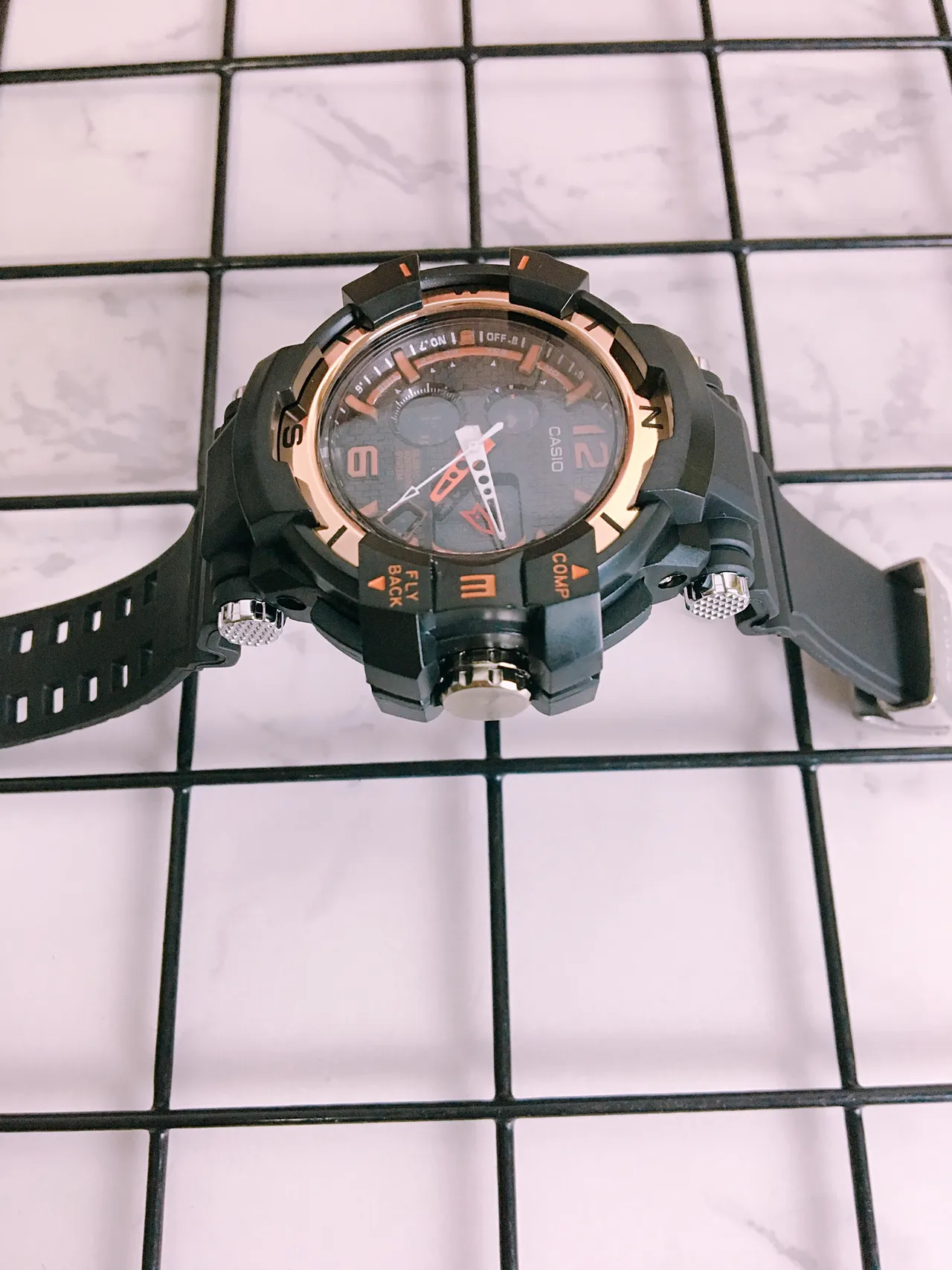 Casio Black Gold ساعة هجينة تناظرية-رقمية من بناء الراتنج المقاوم 3