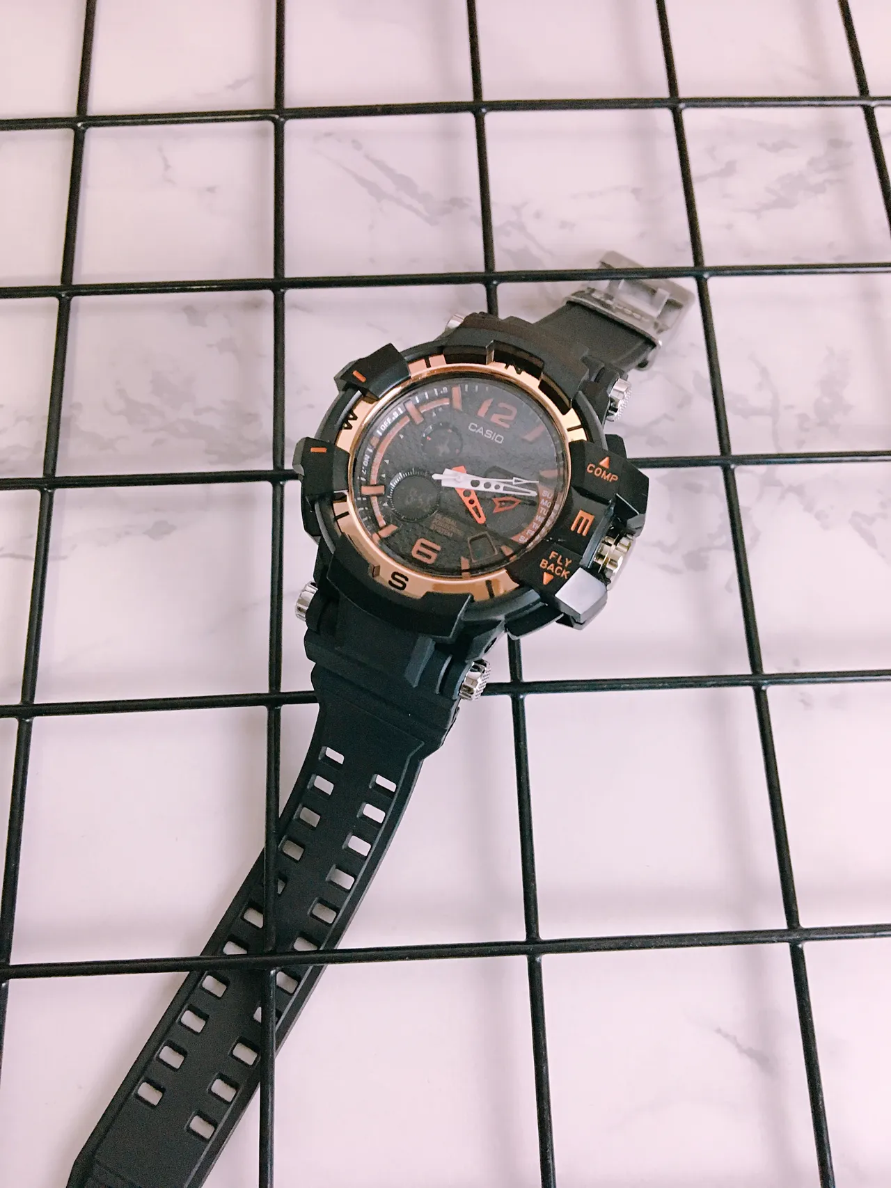 Casio Black Gold ساعة هجينة تناظرية-رقمية من بناء الراتنج المقاوم 4