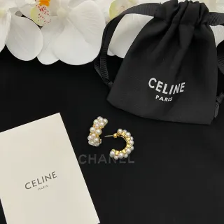 Celine मोती जड़ी सोने की हूप ईयरिंग्स