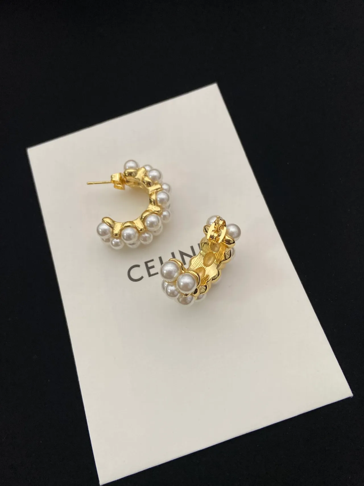 Celine মুক্তা সজ্জিত সোনালি হুপ ইয়াররিংস 3