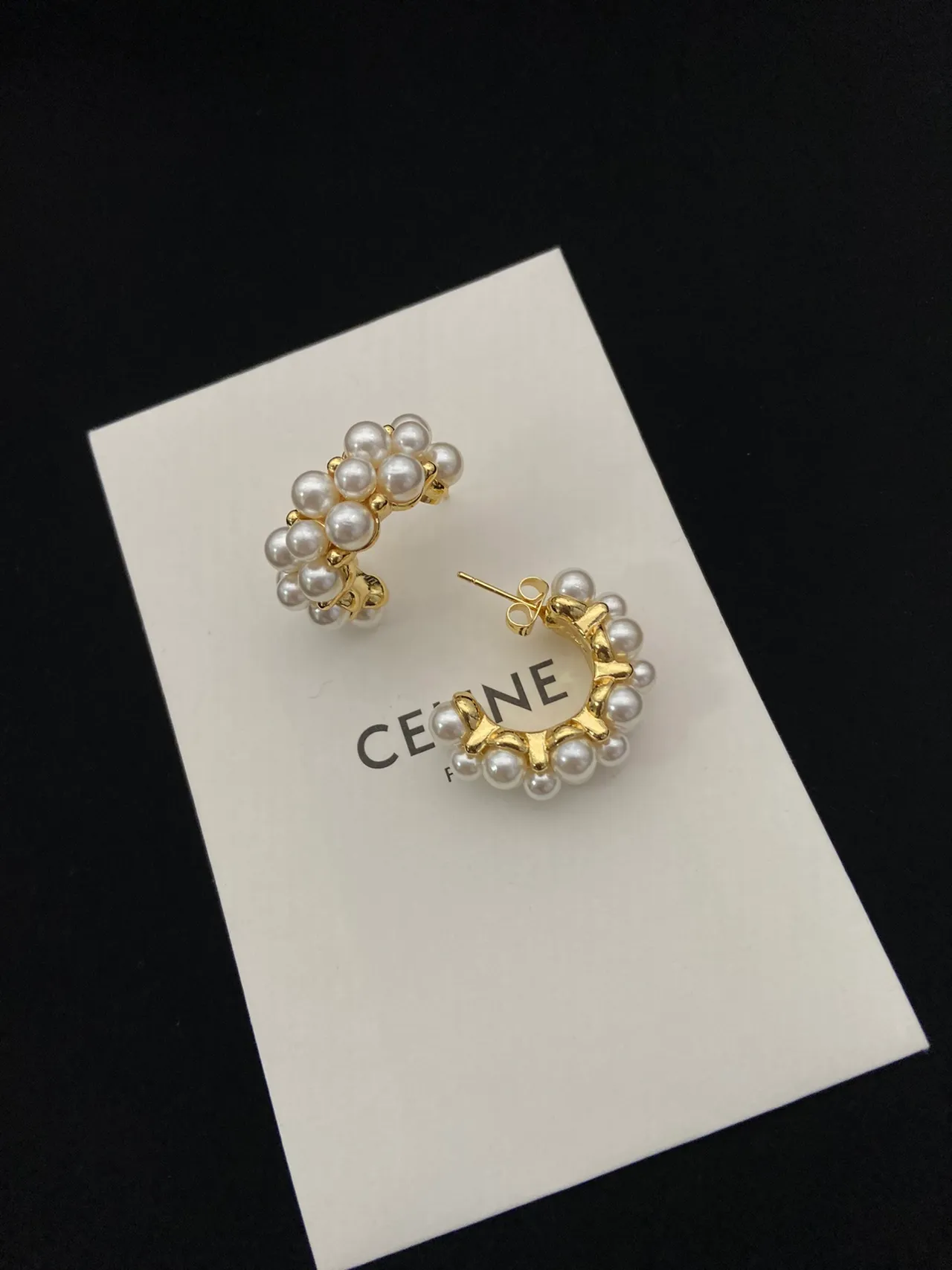Celine মুক্তা সজ্জিত সোনালি হুপ ইয়াররিংস 4
