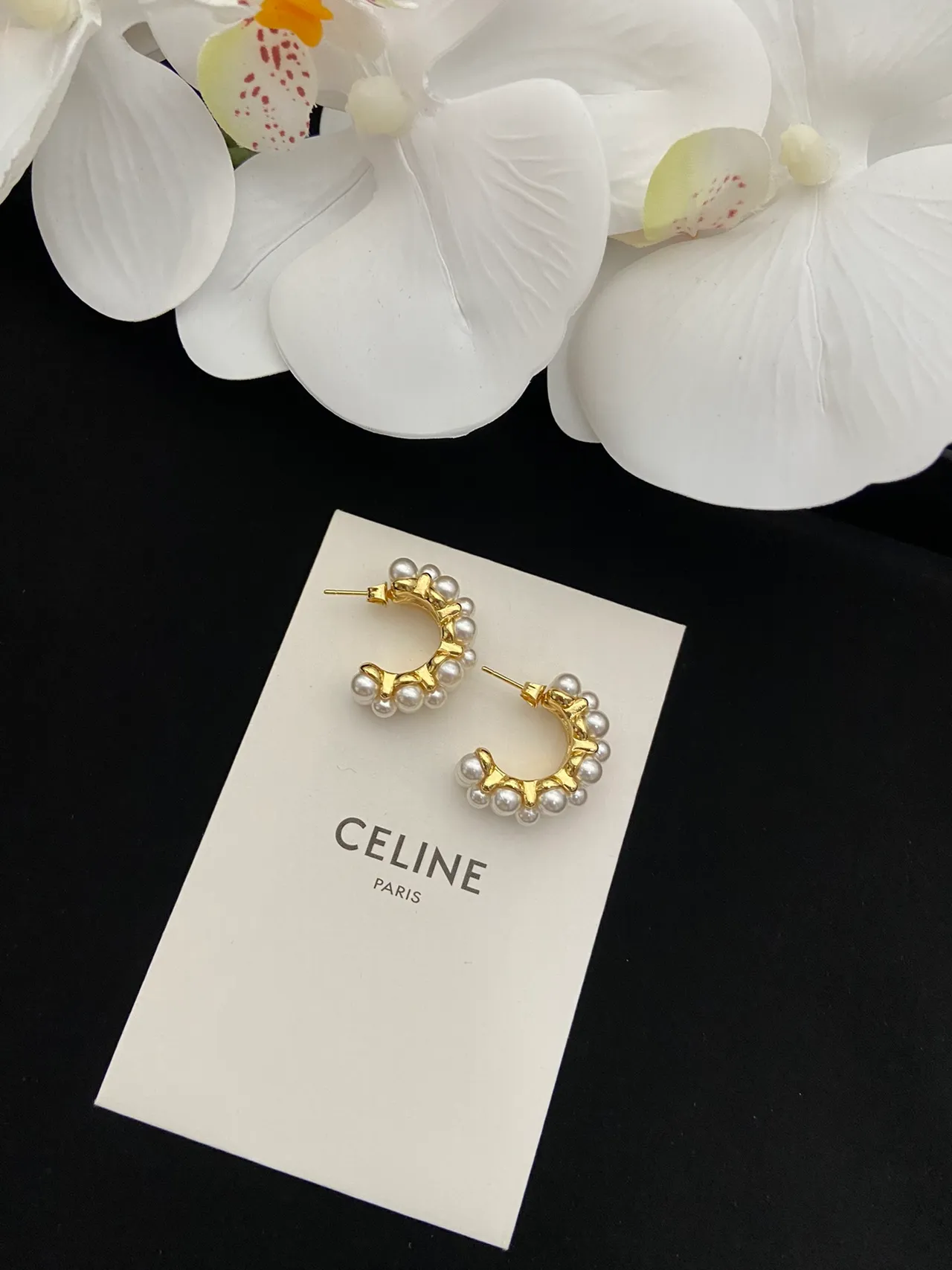 Celine মুক্তা সজ্জিত সোনালি হুপ ইয়াররিংস 5