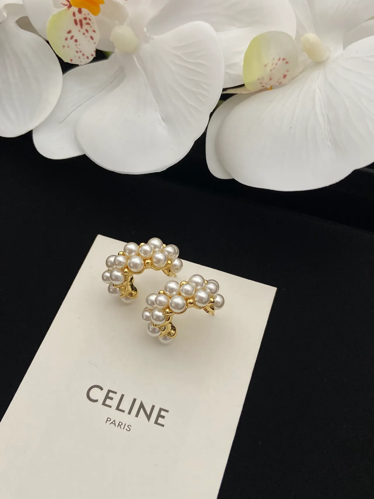 Celine মুক্তা সজ্জিত সোনালি হুপ ইয়াররিংস 6