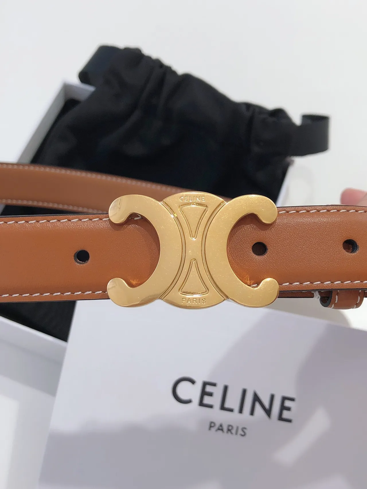 Celine Triomphe cinturón de cuero liso color marrón dorado con hebilla C interconectada color tan 2