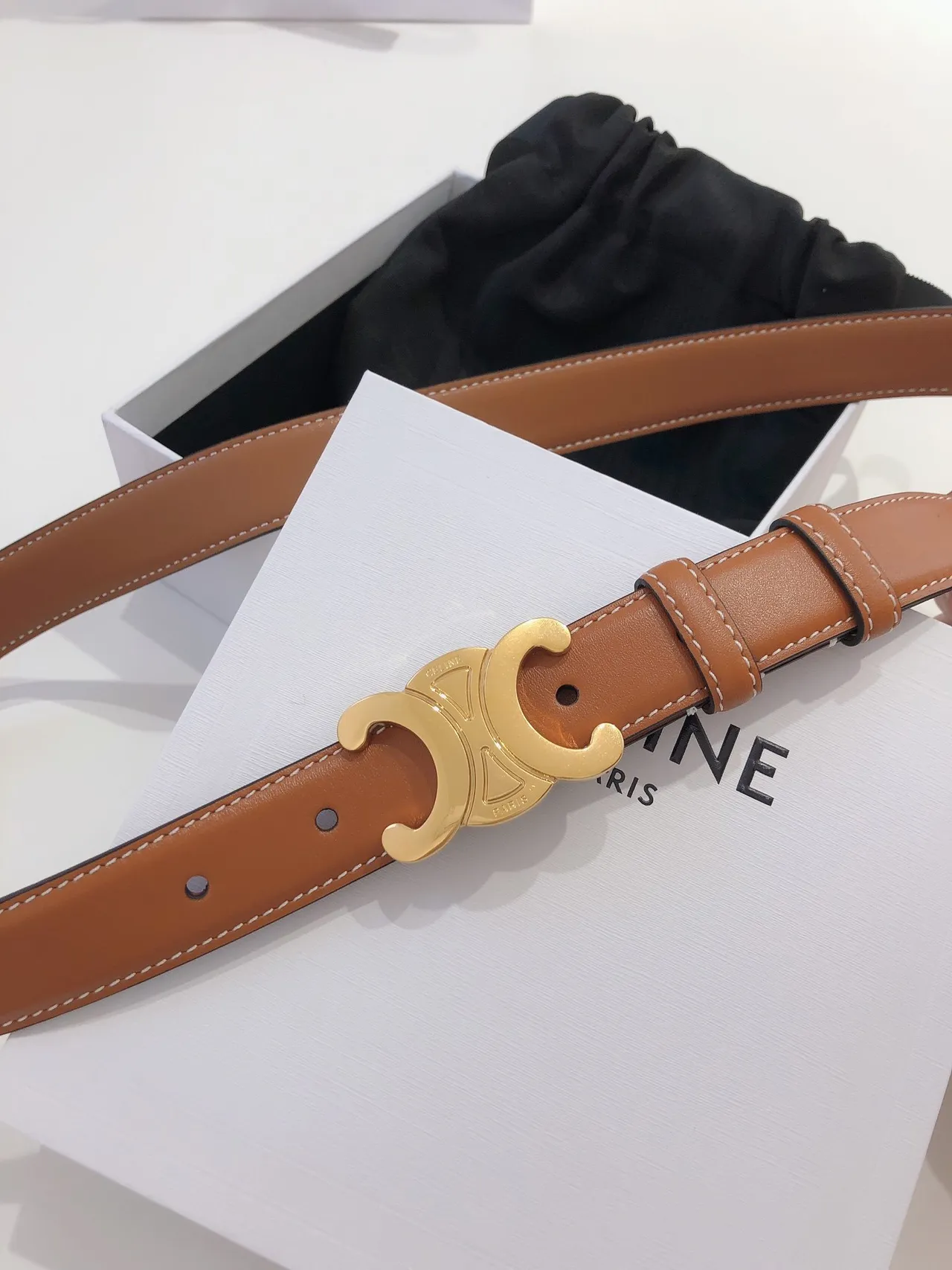 Celine Triomphe cinturón de cuero liso color marrón dorado con hebilla C interconectada color tan 3