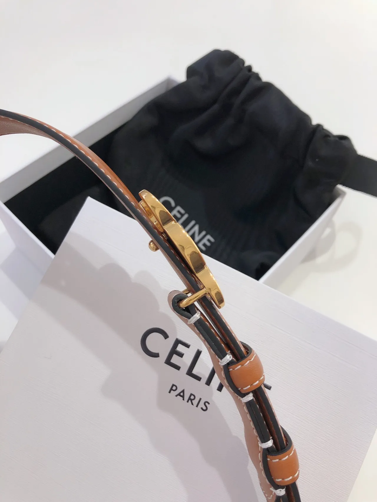 Celine Triomphe cinturón de cuero liso color marrón dorado con hebilla C interconectada color tan 4