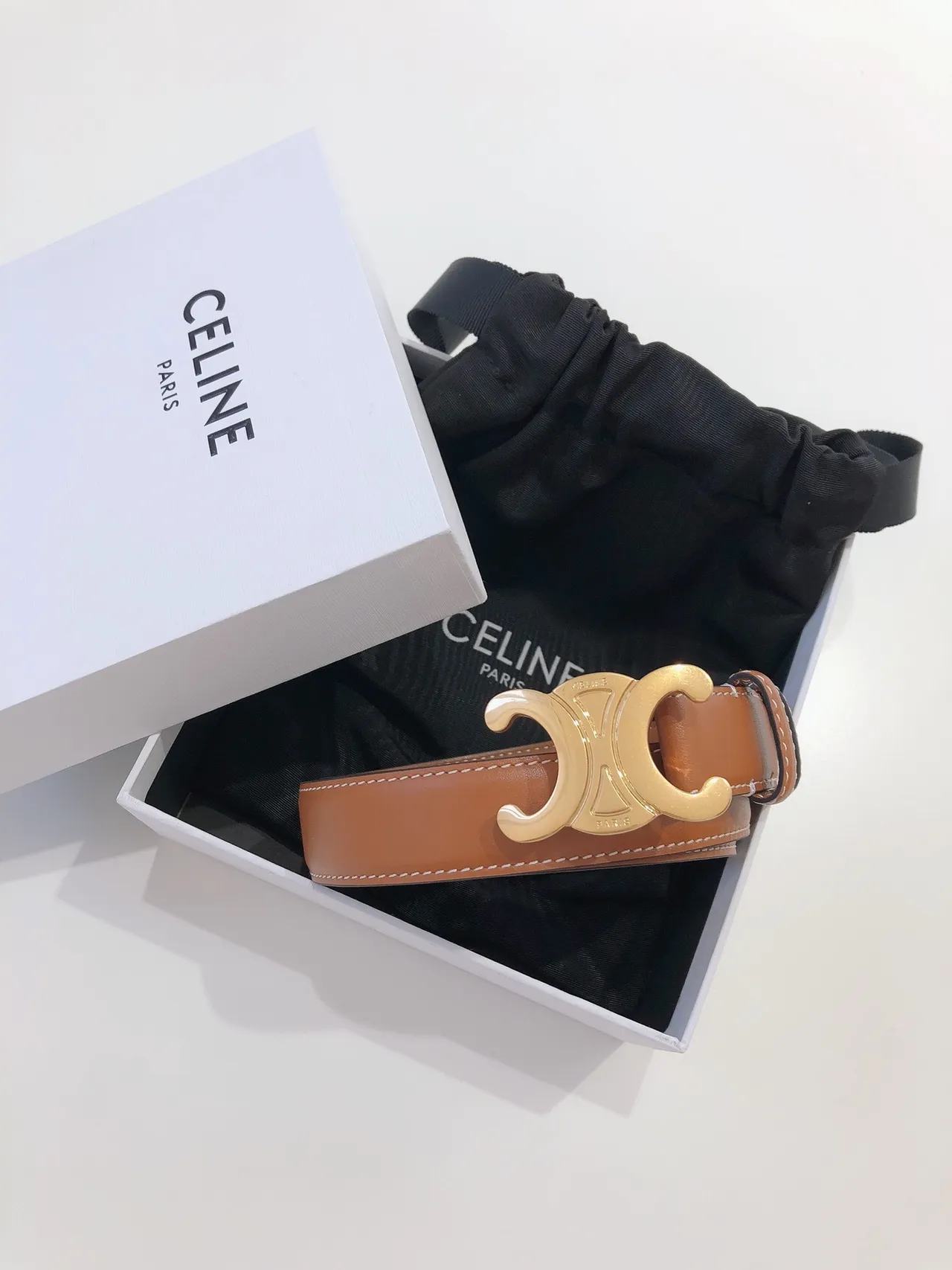 Celine Triomphe cinturón de cuero liso color marrón dorado con hebilla C interconectada color tan 5