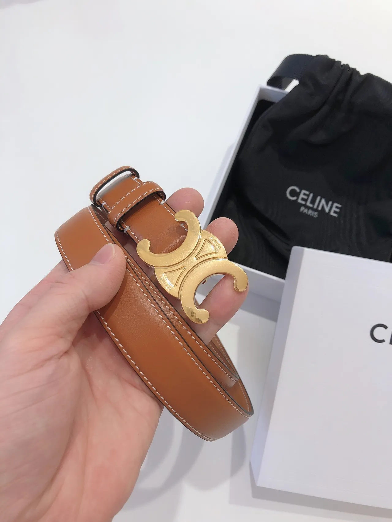 Celine Triomphe cinturón de cuero liso color marrón dorado con hebilla C interconectada color tan 6