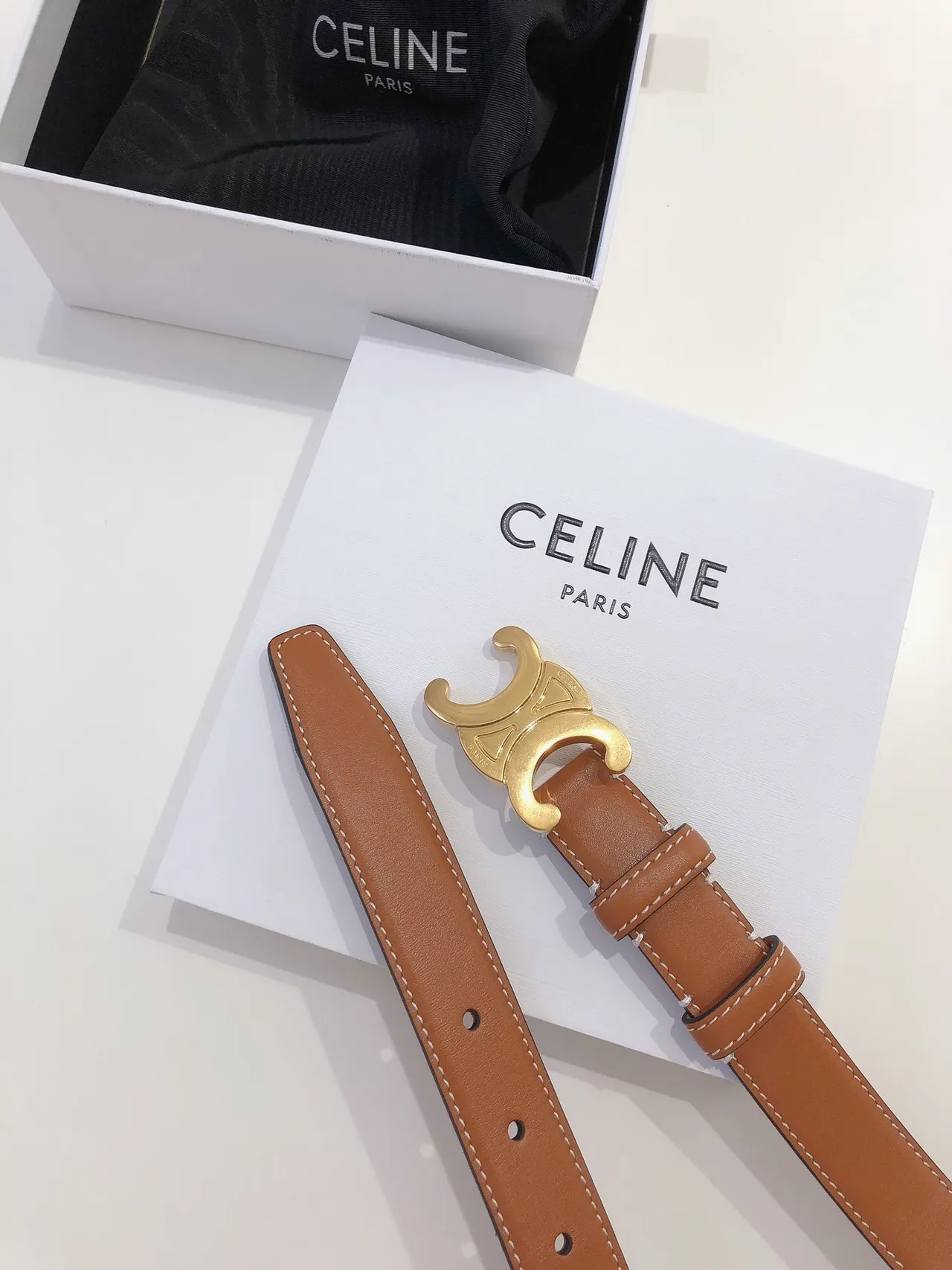 Celine Triomphe cinturón de cuero liso color marrón dorado con hebilla C interconectada color tan 7