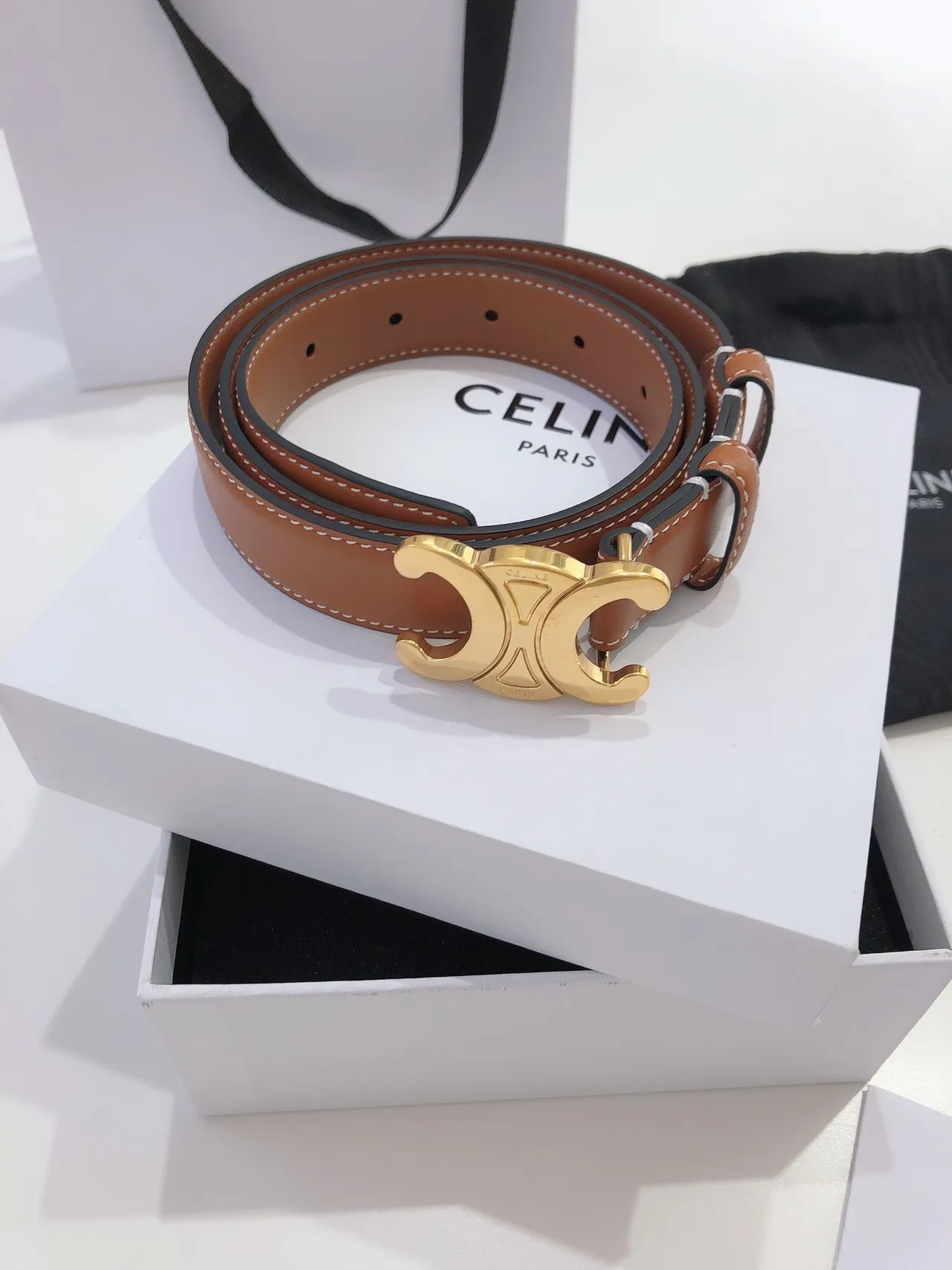 Celine Triomphe cinturón de cuero liso color marrón dorado con hebilla C interconectada color tan 8