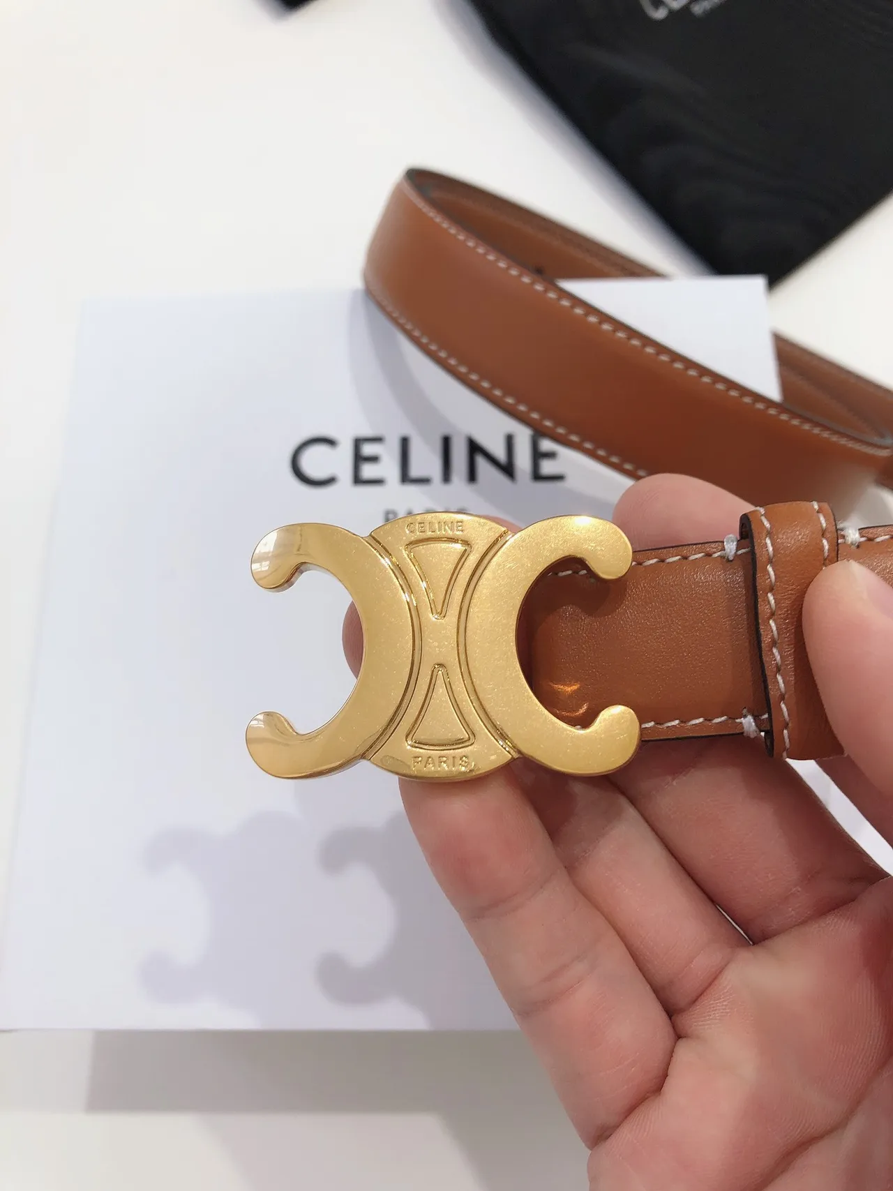Celine Triomphe cinturón de cuero liso color marrón dorado con hebilla C interconectada color tan 9