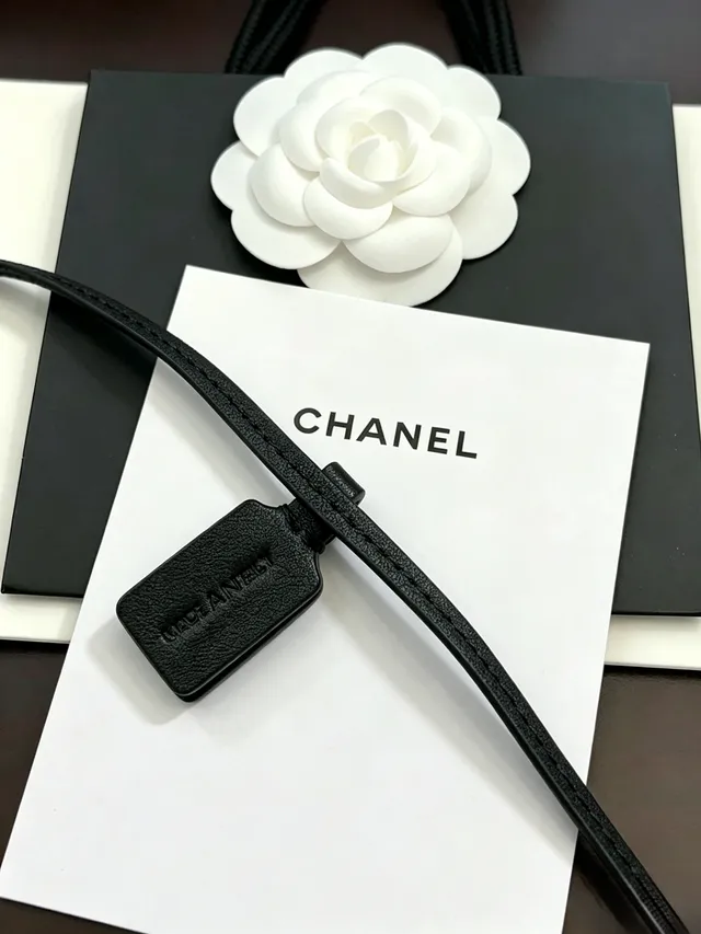 Chanel Pendentif gland doré ton cordon cuir noir collier 3
