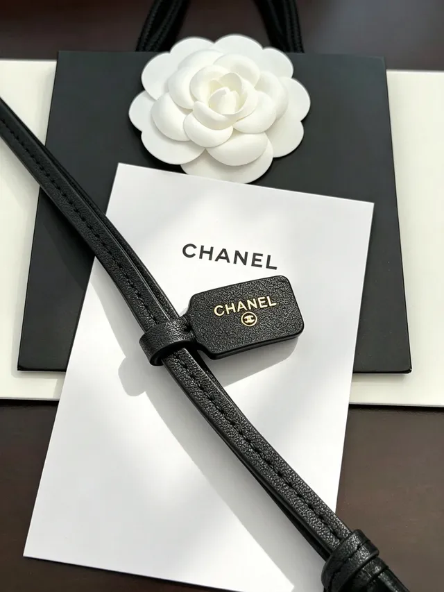 Chanel Pendentif gland doré ton cordon cuir noir collier 4