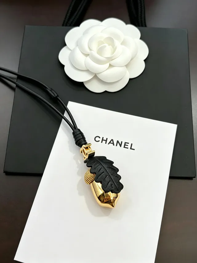 Chanel Pendentif gland doré ton cordon cuir noir collier 5
