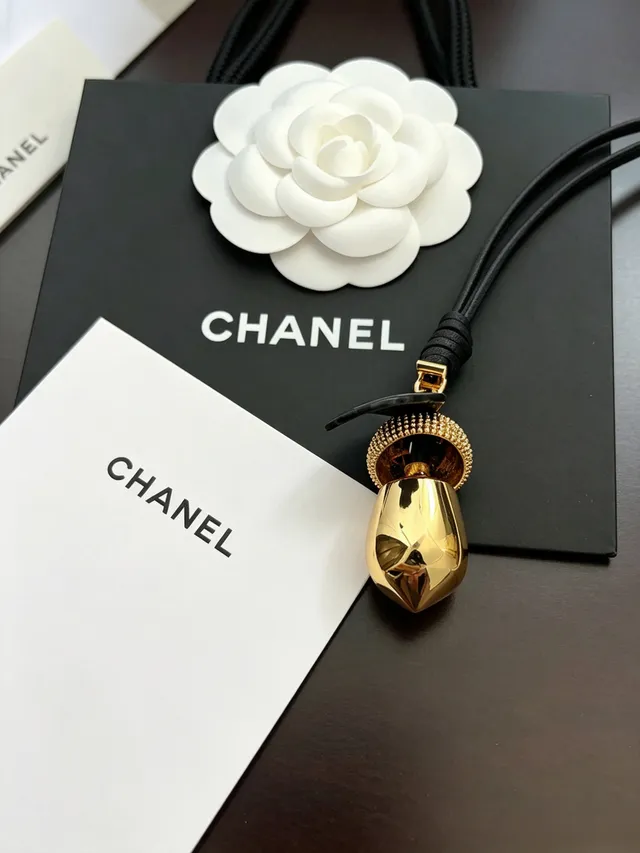 Chanel Pendentif gland doré ton cordon cuir noir collier 6