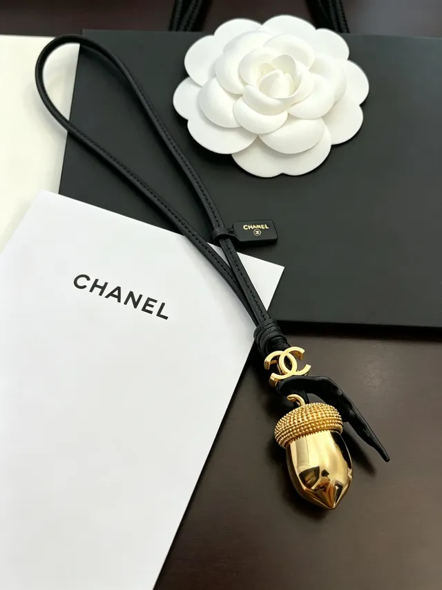 Chanel Pendentif gland doré ton cordon cuir noir collier 7