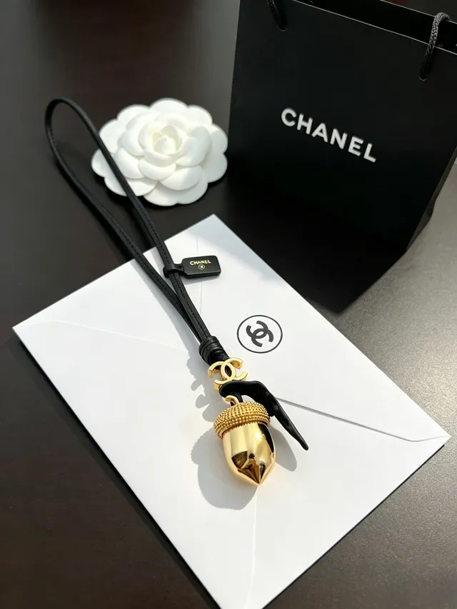 Chanel Pendentif gland doré ton cordon cuir noir collier 8