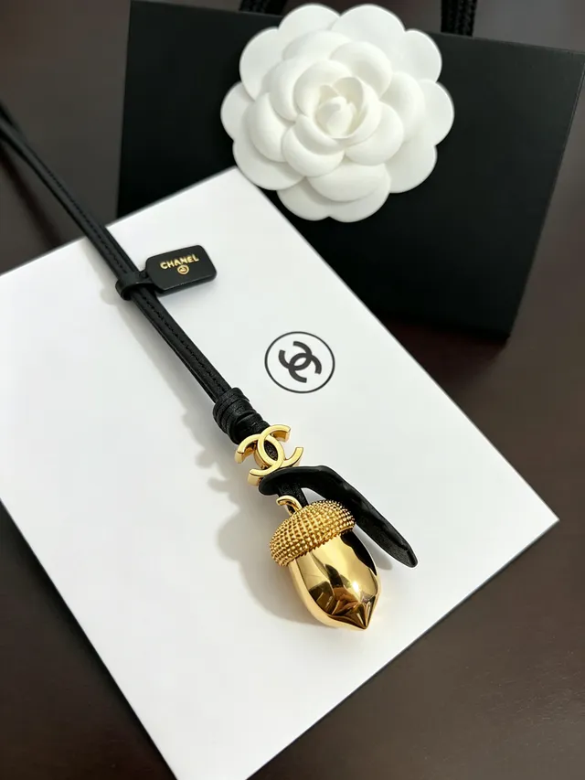Chanel Pendentif gland doré ton cordon cuir noir collier 9