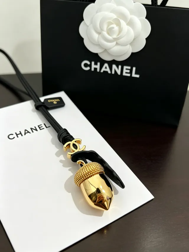 Chanel Pendentif gland doré ton cordon cuir noir collier 10