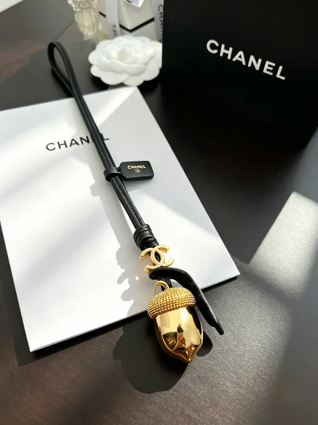 Chanel Pendentif gland doré ton cordon cuir noir collier 11