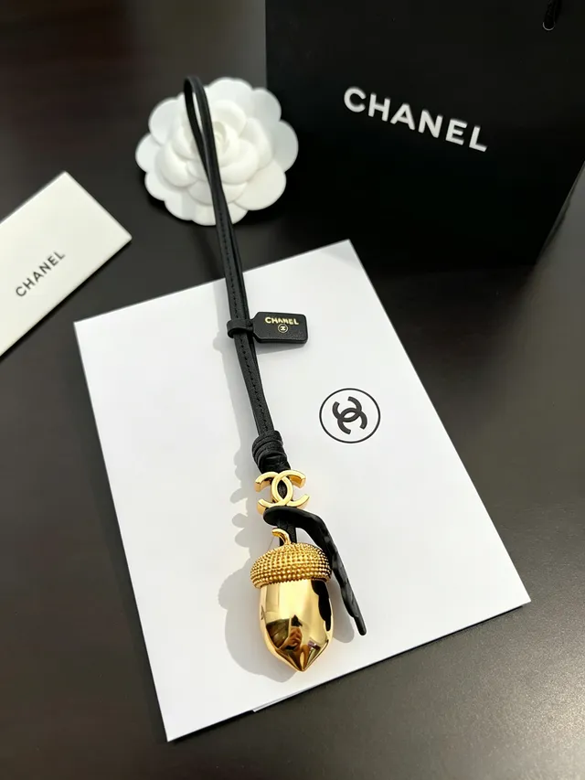 Chanel Pendentif gland doré ton cordon cuir noir collier 12