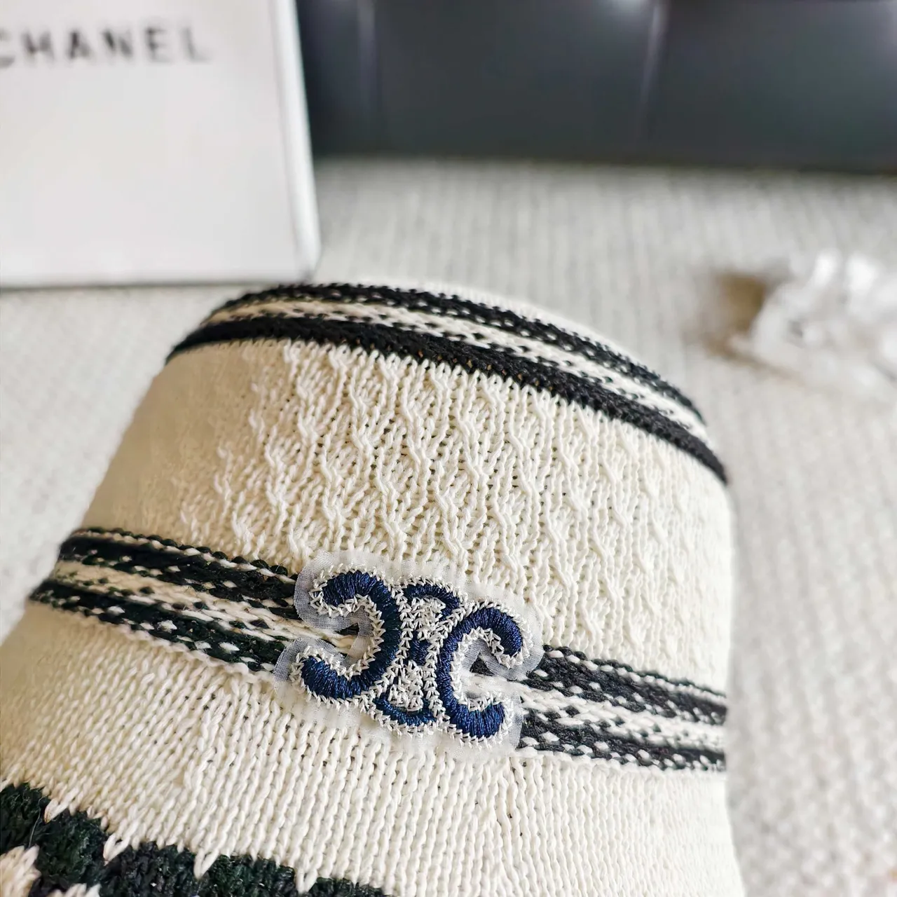 Chanel 米色黑色针织条纹桶帽 3