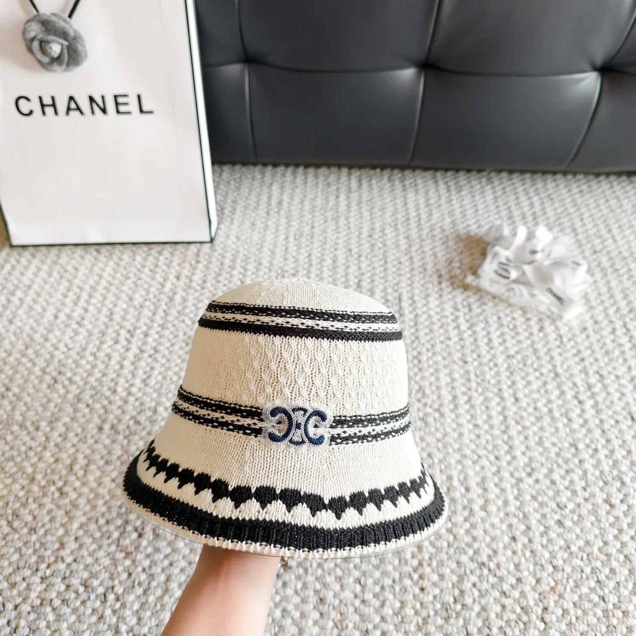 Chanel 米色黑色针织条纹桶帽 6