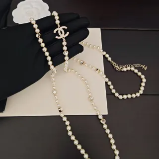 Chanel सلسلة لؤلؤيات بيج ذهبي CC Logo تعليقة قلادة