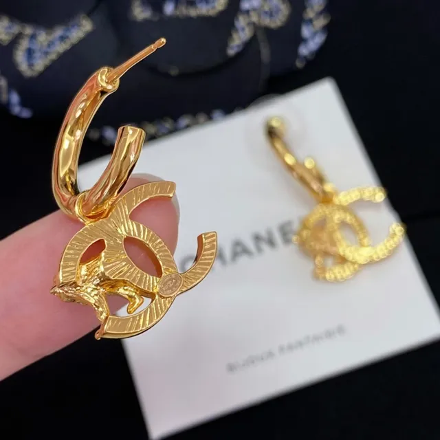 Chanel फैंटासि जुएলरी Gold-Tone Lion CC हুপ ইয়ারিংস 3