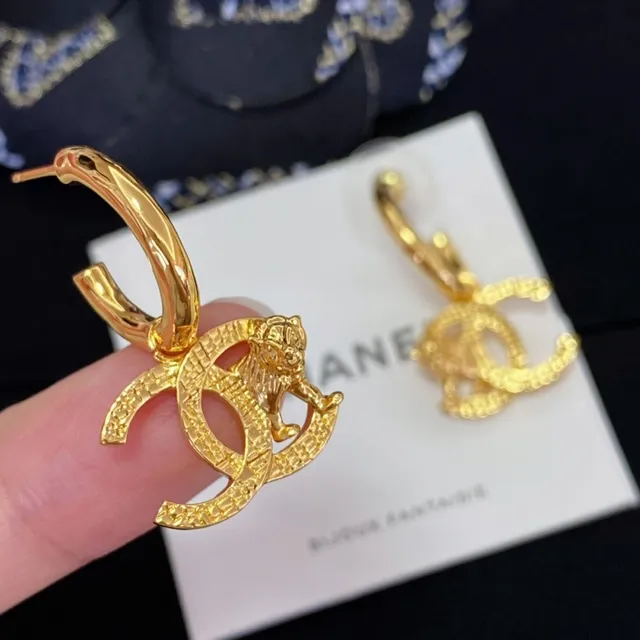 Chanel फैंटासि जुएলरी Gold-Tone Lion CC हুপ ইয়ারিংস 4