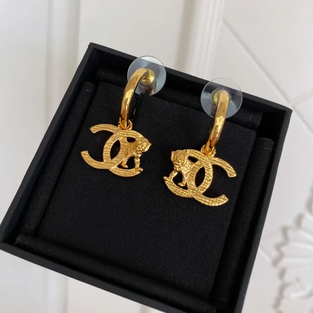Chanel फैंटासि जुएলरी Gold-Tone Lion CC हুপ ইয়ারিংস 7