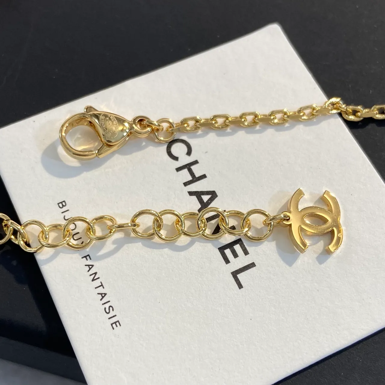 Chanel Colar Preto e Dourado Esmaltado CC Pingente 2