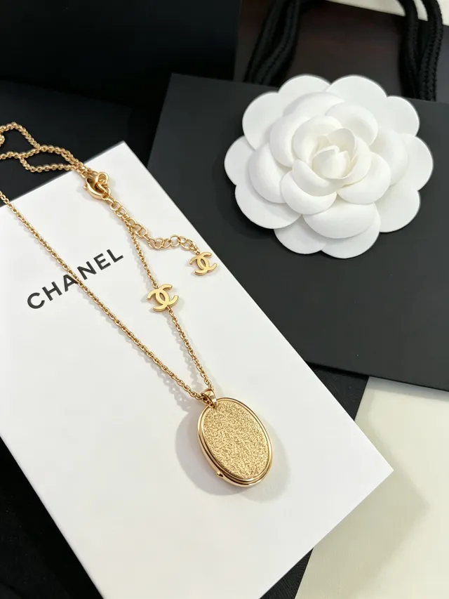 Chanel Colar Preto e Dourado Esmaltado CC Pingente 3