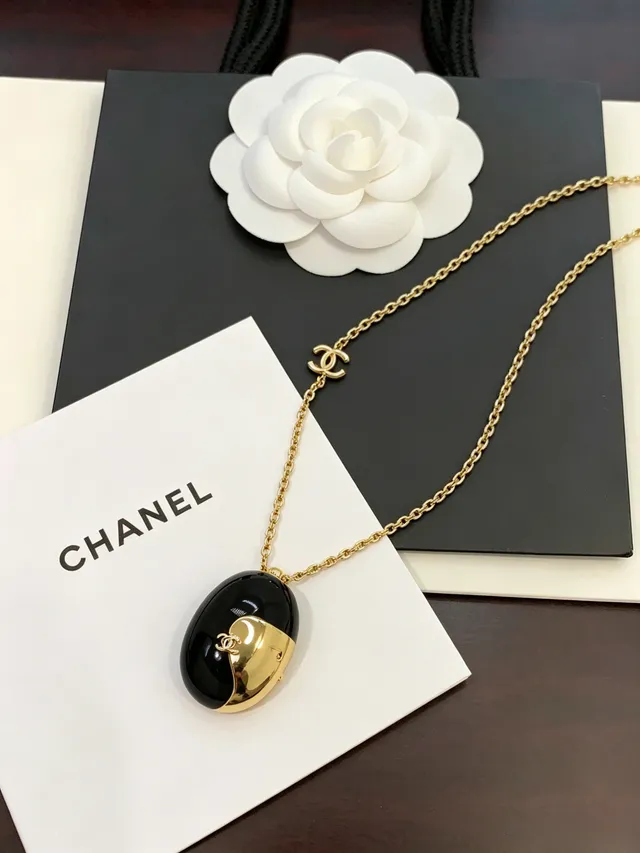 Chanel Colar Preto e Dourado Esmaltado CC Pingente 4