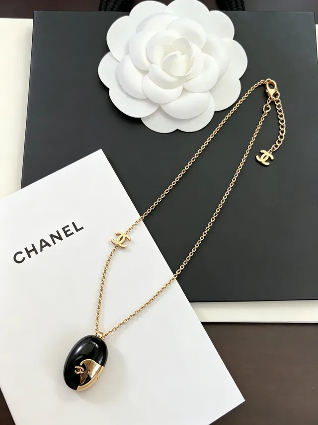 Chanel Colar Preto e Dourado Esmaltado CC Pingente 5