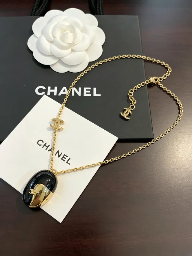 Chanel Colar Preto e Dourado Esmaltado CC Pingente 6