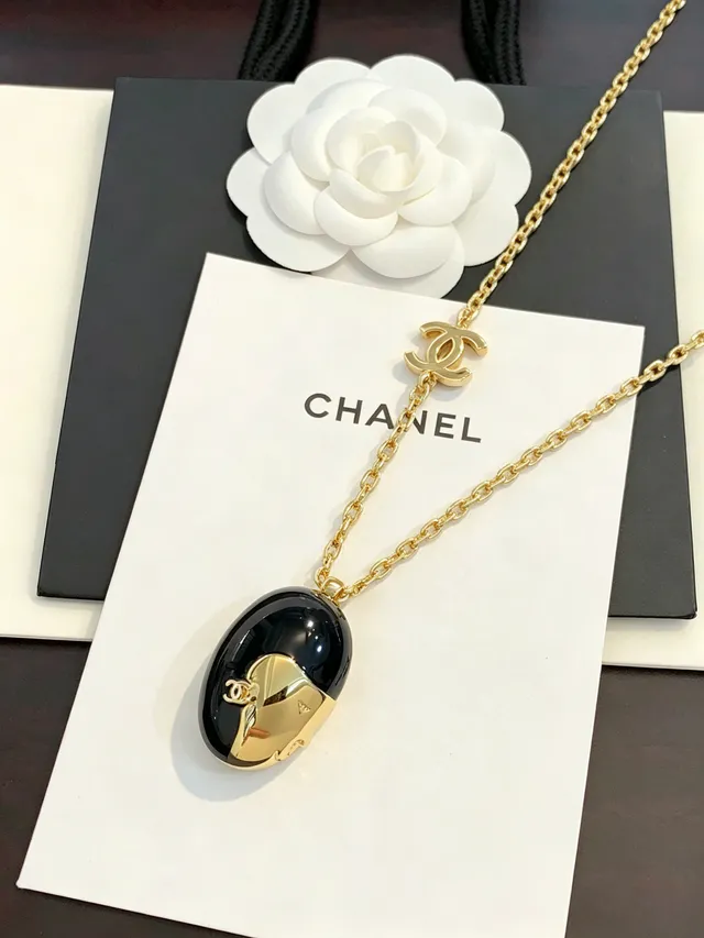 Chanel Colar Preto e Dourado Esmaltado CC Pingente 7