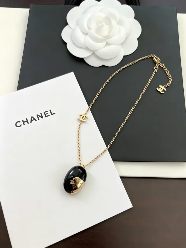 Chanel Colar Preto e Dourado Esmaltado CC Pingente 8