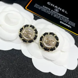Brincos Chanel Preto Dourado Interlocking CC Logo Efeito Pérola Centro