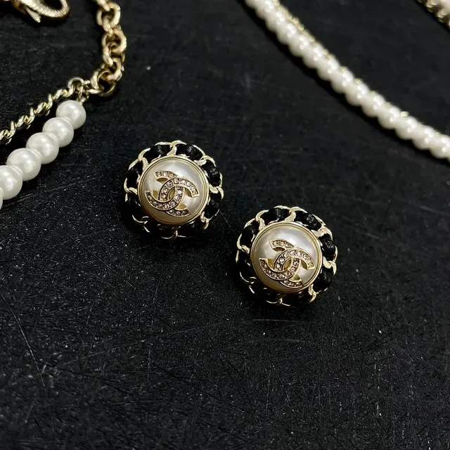Boucles d'oreilles Chanel Noir Or Interlocking CC Logo Effet Perle Centre 2