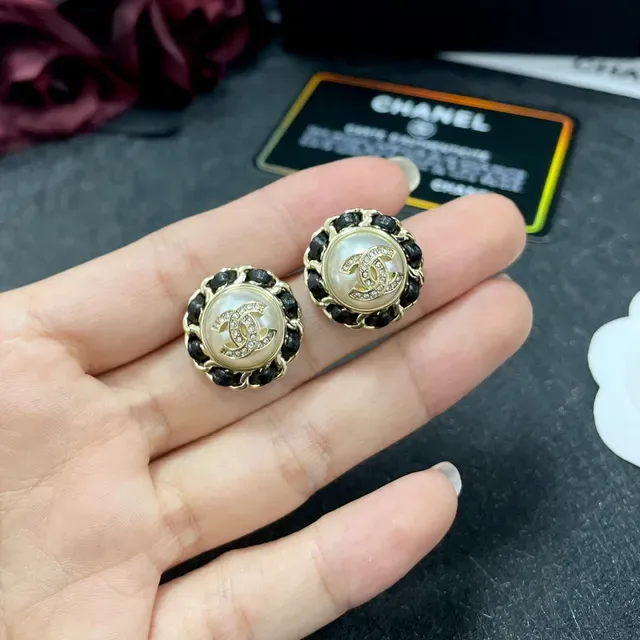 Boucles d'oreilles Chanel Noir Or Interlocking CC Logo Effet Perle Centre 3