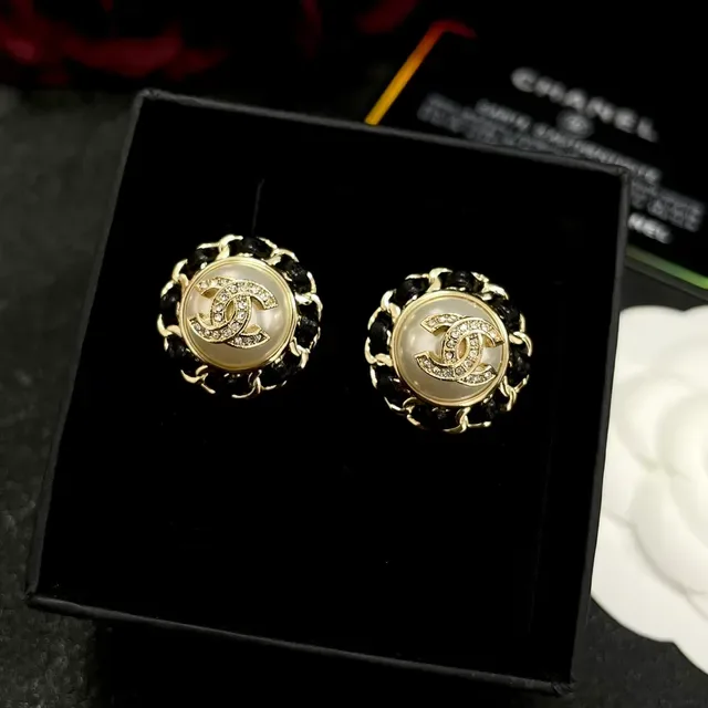 Boucles d'oreilles Chanel Noir Or Interlocking CC Logo Effet Perle Centre 4