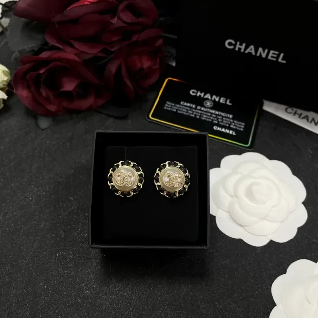 Boucles d'oreilles Chanel Noir Or Interlocking CC Logo Effet Perle Centre 5