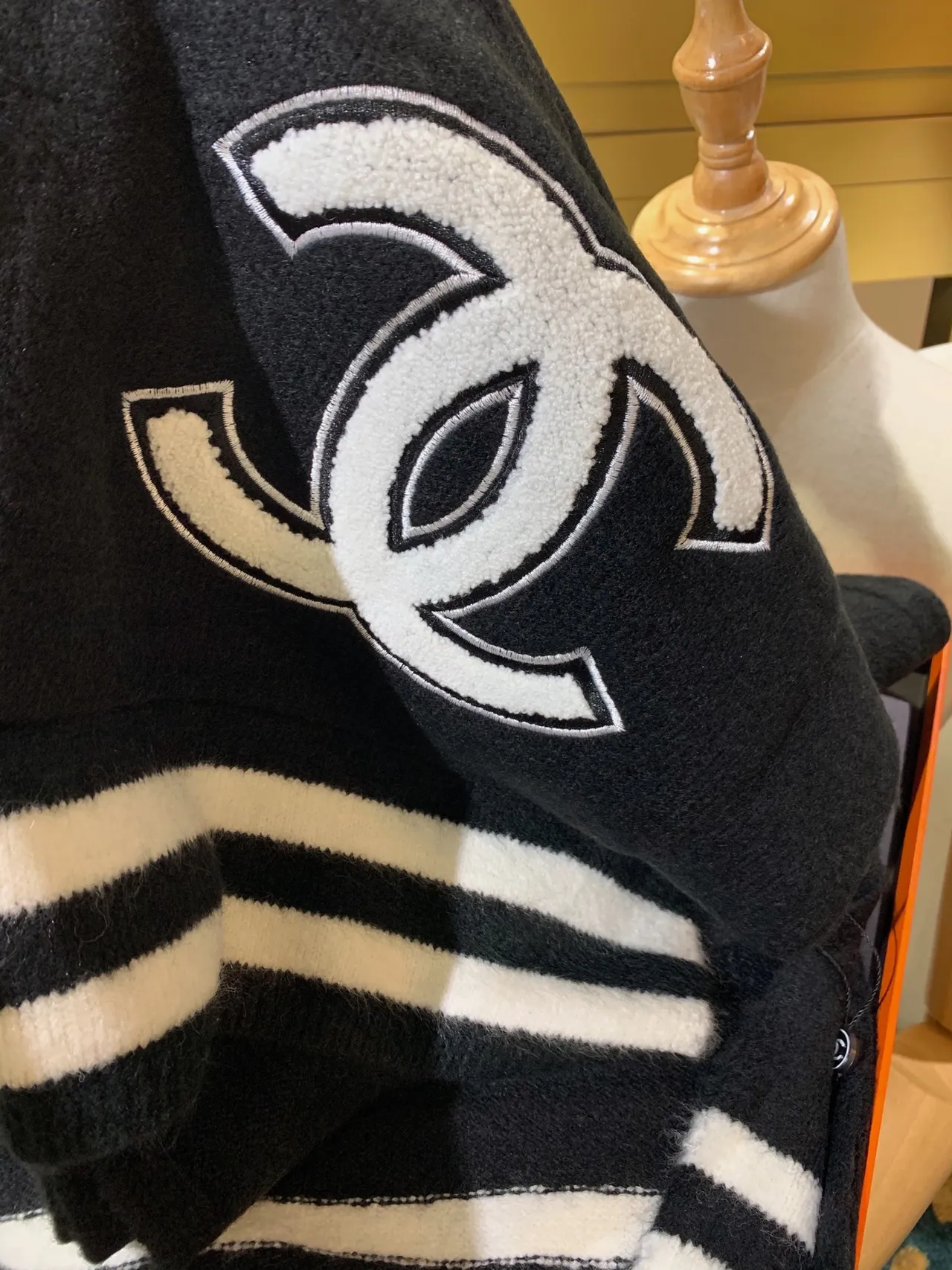 Chanel Noir Blanc Oversized Fit Broderie surélevée Logo Pull 2